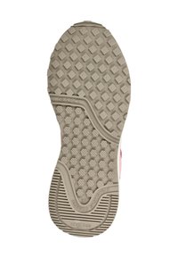 Podeszwa buta wykonana z brązowej gumy, z sześciokątnymi i liniowymi wzorami bieżnika dla lepszej przyczepności; zawiera wytłoczone logo oraz informacje o rozmiarze.