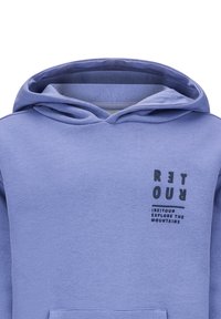 Lila hoodie gemaakt van zachte stof, met een kangoeroe zak en zwarte tekstgraphics op de voorkant. Glad textuur en een relaxte pasvorm.