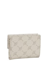 Beige stoffen portemonnee met een subtiel, reliëfpatroon van bladvormen; compact, rechthoekig design met gestikte randen en geen zichtbare hardware.