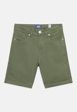 Olijfgroene knielange shorts met frontzakken, riemlussen, metalen knoop en een blauw Jack & Jones merklabel.