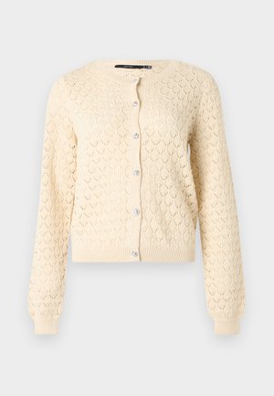 Hellbeige Strickjacke mit einem Rautenspitzenmuster, langen Ärmeln und sechs silbernen Knöpfen an der Vorderseite. Gerippter Saum und Bündchen.