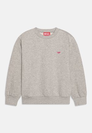 Sudadera gris con cuello redondo, puños y dobladillo acanalados. Presenta un pequeño logo rojo en el pecho y la textura de la tela parece suave.