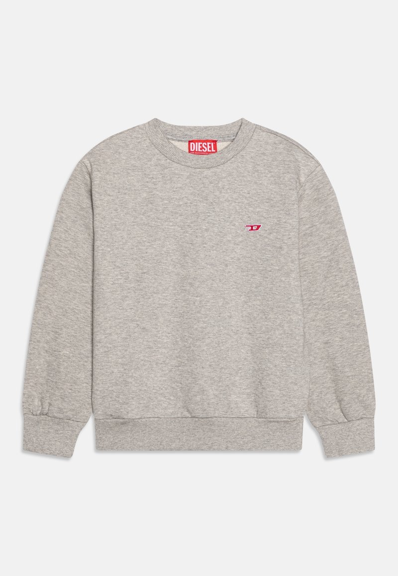 Sweat-shirt gris avec un col rond, des poignets et un ourlet côtelés. Présente un petit logo rouge sur la poitrine et une texture de tissu qui semble douce.