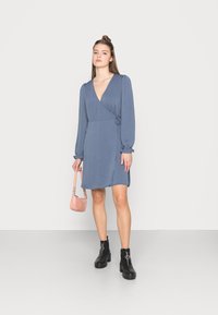 Vero Moda VMFRIGGA WRAP DRESS  - Vestido de dia - vintage indigo