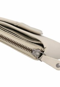 Cartera de cuero beige con cierre de cremallera marrón. Textura suave y diseño compacto, con una pequeña correa para facilitar su transporte.