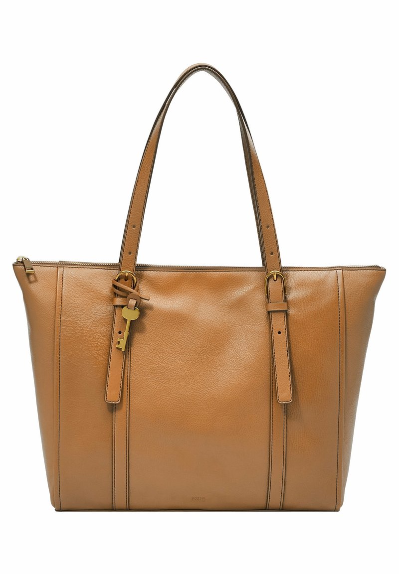 Sac cabas en cuir fauve avec double bandoulière, couture verticale, fermeture éclair et breloque clé dorée décorative sur la sangle avant gauche.