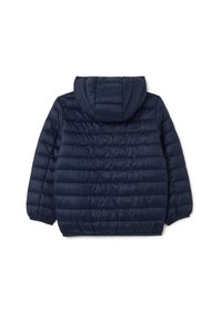 Marineblauwe gewatteerde jas met capuchon, met geblokte secties, geribbelde manchetten en een gladde, glanzende buitenkant. Achteraanzicht weergegeven.