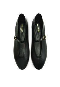 Zapatos de piel negra con puntera redondeada, que presentan un corte central y una correa con hebilla de lado. Textura suave y diseño sencillo.