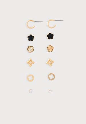 Seks par små guldringe vist i to lodrette rækker, med hoops, sorte blomster, guldfarvede blomster og krystal-studs på en lys baggrund.
