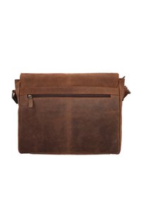 Brązowa skórzana torba listonoszka z klapką, przednią kieszenią na zamek, gładką fakturą i minimalnymi przeszyciami.