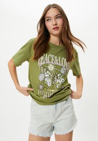 Koton CREW NECK SHORT SLEEVE PRINTED  - Camiseta estampada - khaki