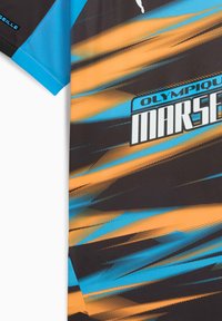 Must mustade lühikeste varrukatega jersy siniste, oranžide ja türkiissiniste abstraktsete mustritega. Includes "Olympique Marseille" bränding valgega.