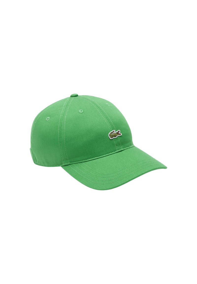 Gorra de béisbol de algodón verde con visera curvada, que presenta un pequeño logo bordado en la parte frontal. Seis ojales de ventilación en la corona.
