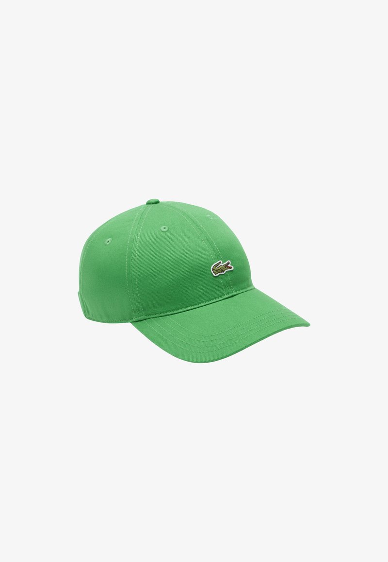 Gorra de béisbol de algodón verde con visera curvada, que presenta un pequeño logo bordado en la parte frontal. Seis ojales de ventilación en la corona.