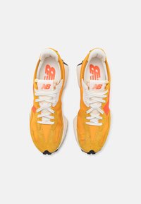 New Balance U327 UNISEX - Sneaker low - butterscotch