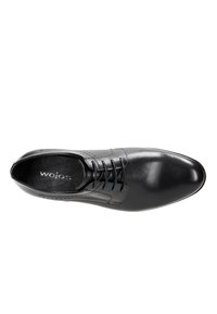 Scarpa da uomo in pelle nera con finitura liscia, caratterizzata da punta arrotondata, chiusura con lacci e sottili dettagli perforati sui lati.