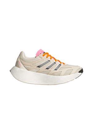 Beiger Sportschuh mit einem Obermaterial aus Mesh, schwarzen Streifen, leuchtend orangefarbenen Schnürsenkeln und einer pinkfarbenen Fersenschlaufe; hat eine klobige weiße Sohle.