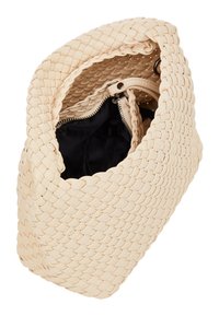 Vävd ljusbeige handväska med en texturerad yta, med en övre öppning, svart inredning och dragkedjestängning.