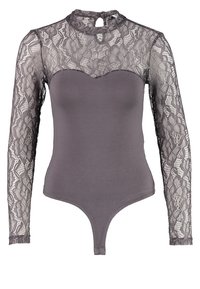 Grå spets body med långa ärmar, med en texturerad, genomskinlig spetsöverkropp och en slät bodice. Nyckelhål detaljer vid halsen; stringtrosor.