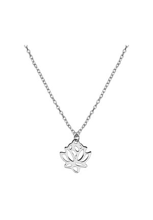 Hopeinen kaulakoru, jossa on riipus, joka on muotoiltu tyylitellyksi lootuskukaksi ja jossa on leikatut yksityiskohdat, valkoisella taustalla.