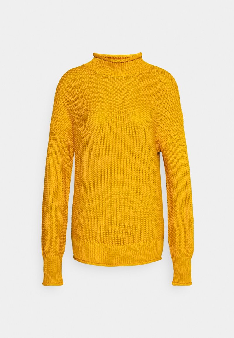 Pull jaune en maille avec manches longues et col montant côtelé sur fond gris clair.