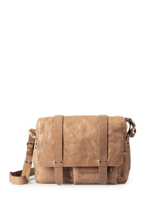 Hellbraune Leder-Umhängetasche mit zwei vorderen Riemen, Metallnieten und verstellbarem Schultergurt auf weißem Hintergrund.