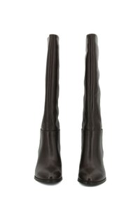 Stivali in pelle marrone al ginocchio con una forma aderente, design ondulato strutturato e tacco a spillo elegante. Superficie liscia con cuciture sottili.