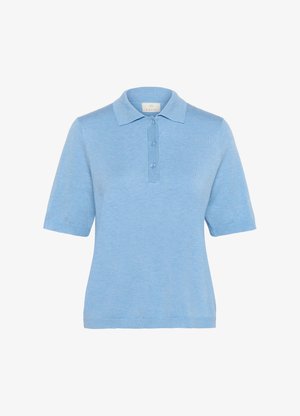 Világoskék pólóing, puha anyagból készült, klasszikus gallérral, rövid ujjú, és három gombos légzéssel. Sima textúra.