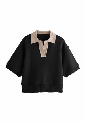 Pull noir à manches courtes, avec un col crème et un décolleté en V. Le bas et le col côtelés ajoutent de la texture et de la définition.