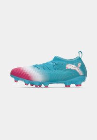 Scarpini da calcio blu chiaro con una sfumatura che passa al rosa, parte superiore testurizzata, lacci piatti e tacchetti in gomma con accenti rosa. Presenta un logo Puma.