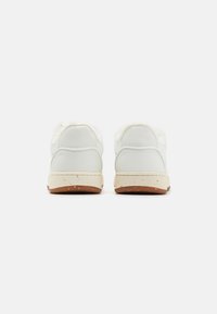 Coccinelle Tenisice - white