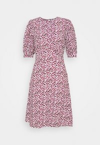Vestido de manga corta en tejido ligero con un escote redondo y un patrón de leopardo en colores rosa y púrpura, que presenta una falda acampanada.