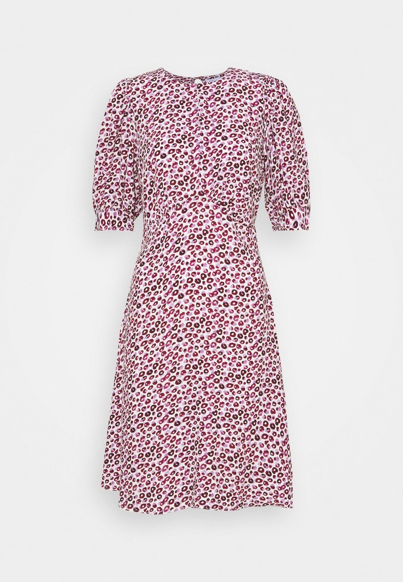 Vestido de manga corta en tejido ligero con un escote redondo y un patrón de leopardo en colores rosa y púrpura, que presenta una falda acampanada.