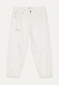 Bílé džíny z denimu s volným střihem, zdobené třepenými roztrženími, ohrnutými manžetami a kontrastními měděnými nýty na kapsách a pase.