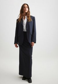 NA-KD MIT GÜRTELSCHLAUFENDETAIL - Gonna lunga - navy
