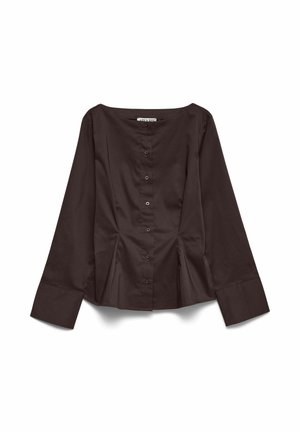 Tmavohnedá blúzka s dlhým rukávom, zapínaním na gombíky vpredu, širokými manžetami a miernymi záhybmi v páse na bielom pozadí.