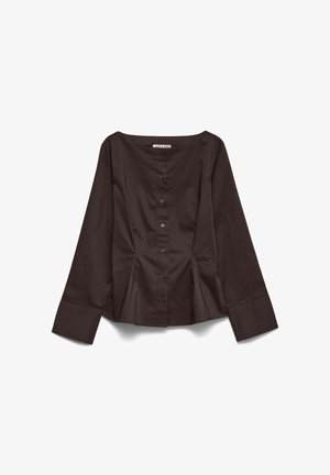 Tmavohnedá blúzka s dlhým rukávom, zapínaním na gombíky vpredu, širokými manžetami a miernymi záhybmi v páse na bielom pozadí.