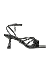 Sandali con tacco alto neri, con cinturini, finitura lucida, cinturini testurizzati, punta quadrata e tacco affusolato. Presenta un pendente con il logo.