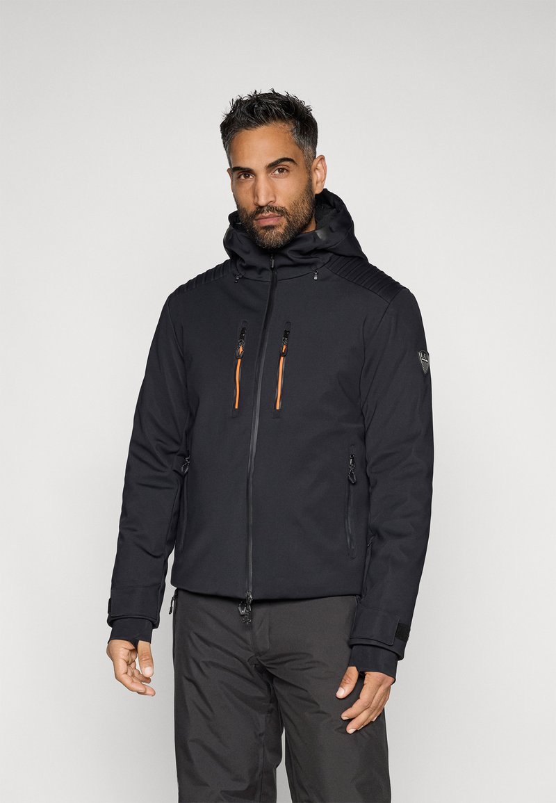 Čierna zateplená bunda s kapucňou, ktorá má oranžové zipsové detaily a textúrované ramená. Obsahuje bočné a predné vrecká.