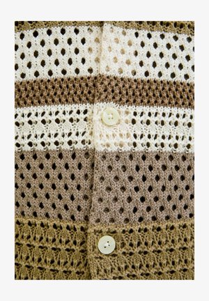 Cárdigan de ganchillo con rayas alternas en beige claro, marrón claro y marrón. Presenta un botón decorativo y una textura de tejido abierto.