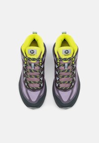 Chaussures de randonnée violettes et grises avec une tige texturée, un col jaune vif et une semelle extérieure en caoutchouc noir. Elles sont équipées de lacets multicolores et résistants.