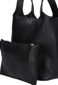 Zwarte gev textureerde leren boodschappentas met bijpassend ritszakje, beide met ronde handvatten en gouden ritsaccenten.