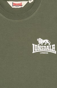Alyvuogių žalios spalvos medvilninis marškinėliai su baltu liūto grafiniu logotipu ir tekstu "LONSDALE LONDON", apvaliu iškirpimu ir trumpomis rankovėmis.