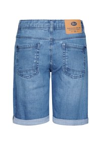Shorts de mezclilla en azul claro con bajo enrollado. Presentan dos bolsillos traseros y una etiqueta marrón en la cintura con el texto de la marca.