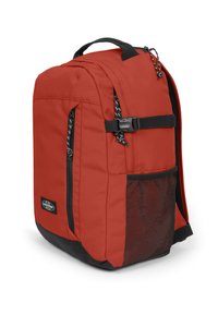 Zaino in tessuto rosso con accenti neri, forma rettangolare, spallacci regolabili, tasca anteriore con chiusura a fibbia e tasca laterale in rete. Design durevole.