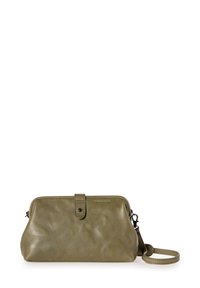 Borsa in pelle verde oliva con una trama liscia, forma arrotondata, chiusura con zip superiore e una tracolla staccabile. Include un piccolo dettaglio con bottone nero.