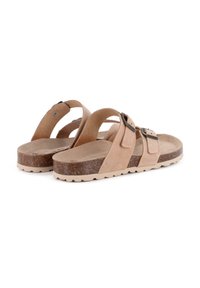 Sandalias de color marrón claro con dos hebillas ajustables, parte superior de ante suave, plantilla de corcho texturizado y suela exterior de goma duradera con tracción.