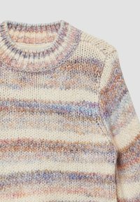 Strickpullover in Creme mit horizontalen Streifen in Lavendel, Rosa und Beige; verfügt über einen gerippten Rundhalsausschnitt und einen strukturierten Stoff.