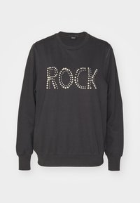 Čierna mikina s okrúhlym výstrihom, na prednej strane s nápisom "ROCK" v strieborných študoch. Rybované manžety a spodný lem. Mäkká textúra látky.