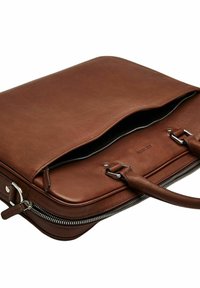 Brun læder laptop taske med tekstureret overflade, lynlåslukning, to håndtag og metalhardware. Indvendigt er den foret med mørkt stof.